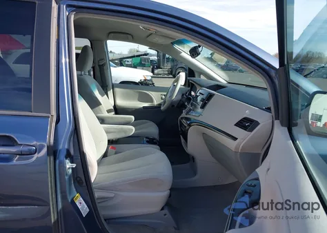 2013 Toyota Sienna Le V6 8 Passenger z USA, uszkodzony, nr VIN 5TDKK3DC7DS404652